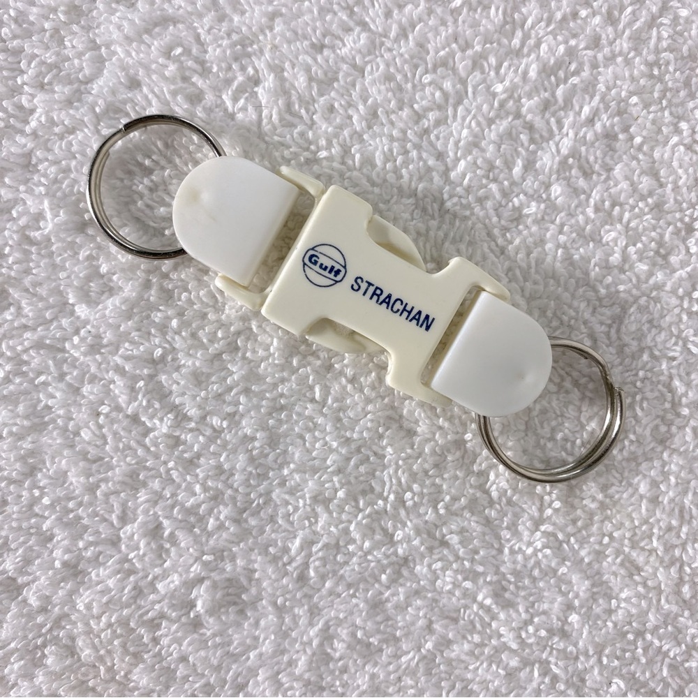 5/$35 Vintage Gulf Strachan White Keychain Clip Collectible